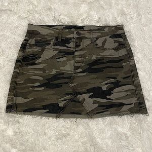 Express Raw Hem Camo Skirt in Perfect Condition
